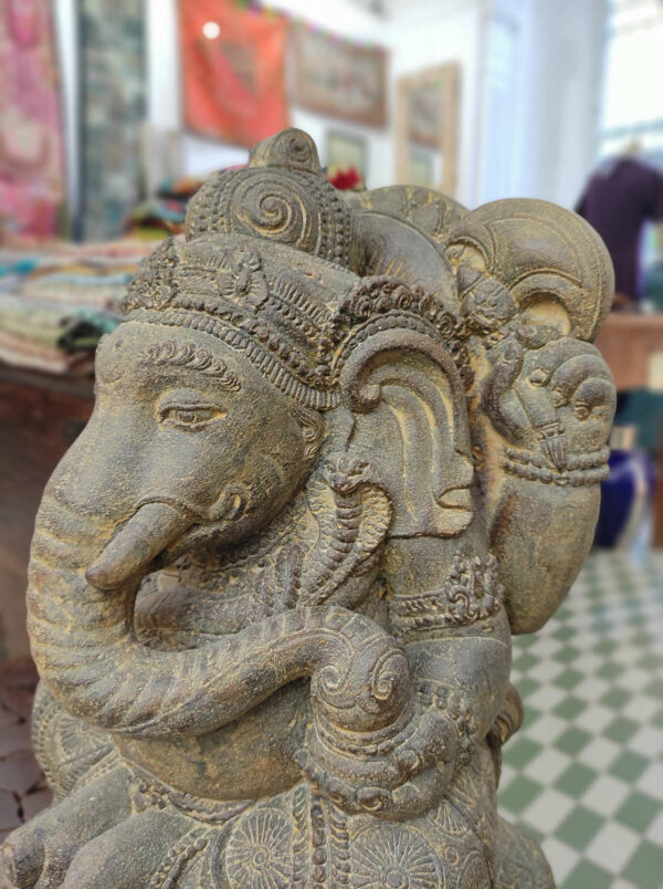 ganesh statua in pietra indonesiana