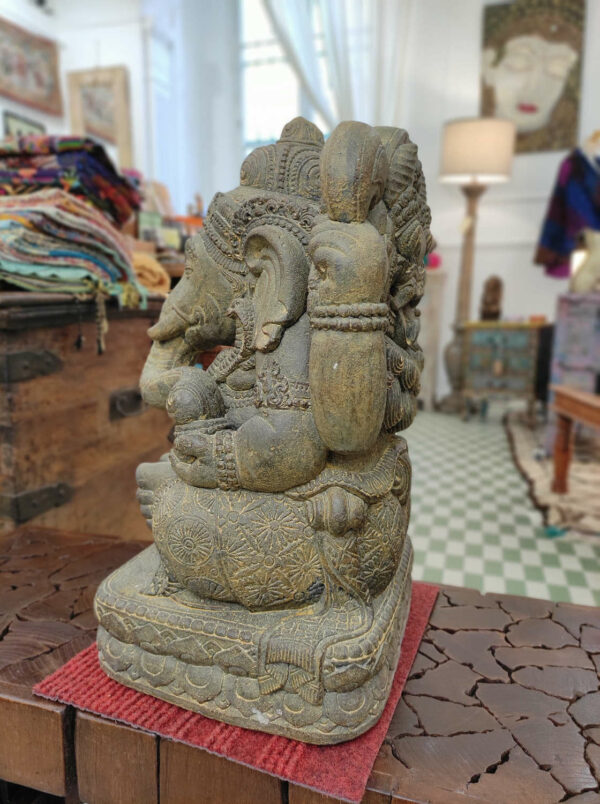 ganesh statua in pietra indonesiana