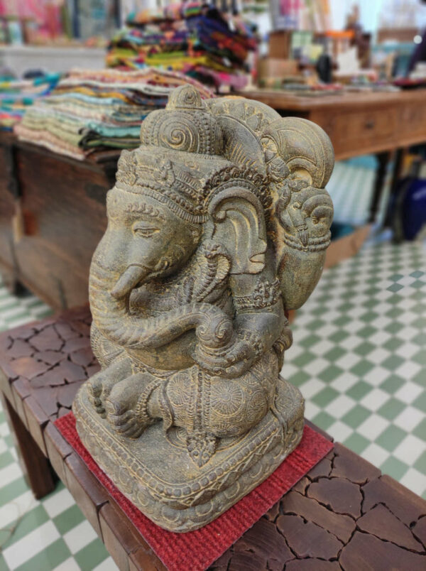 ganesh statua in pietra indonesiana