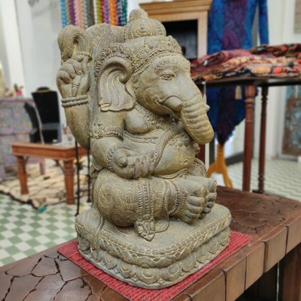 ganesh statua in pietra indonesiana